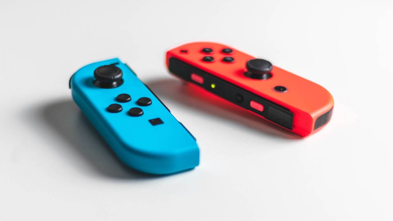 Pardon zingen Schelden Top 5 Essential Nintendo Switch Accessories to Buy in 2021 | Attack of the  Fanboy