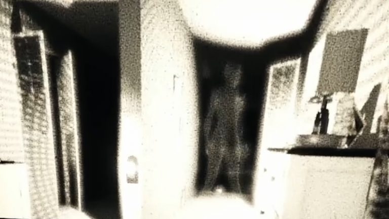 How to Use the DOTS Projector in Phasmophobia | Attack of the Fanboy