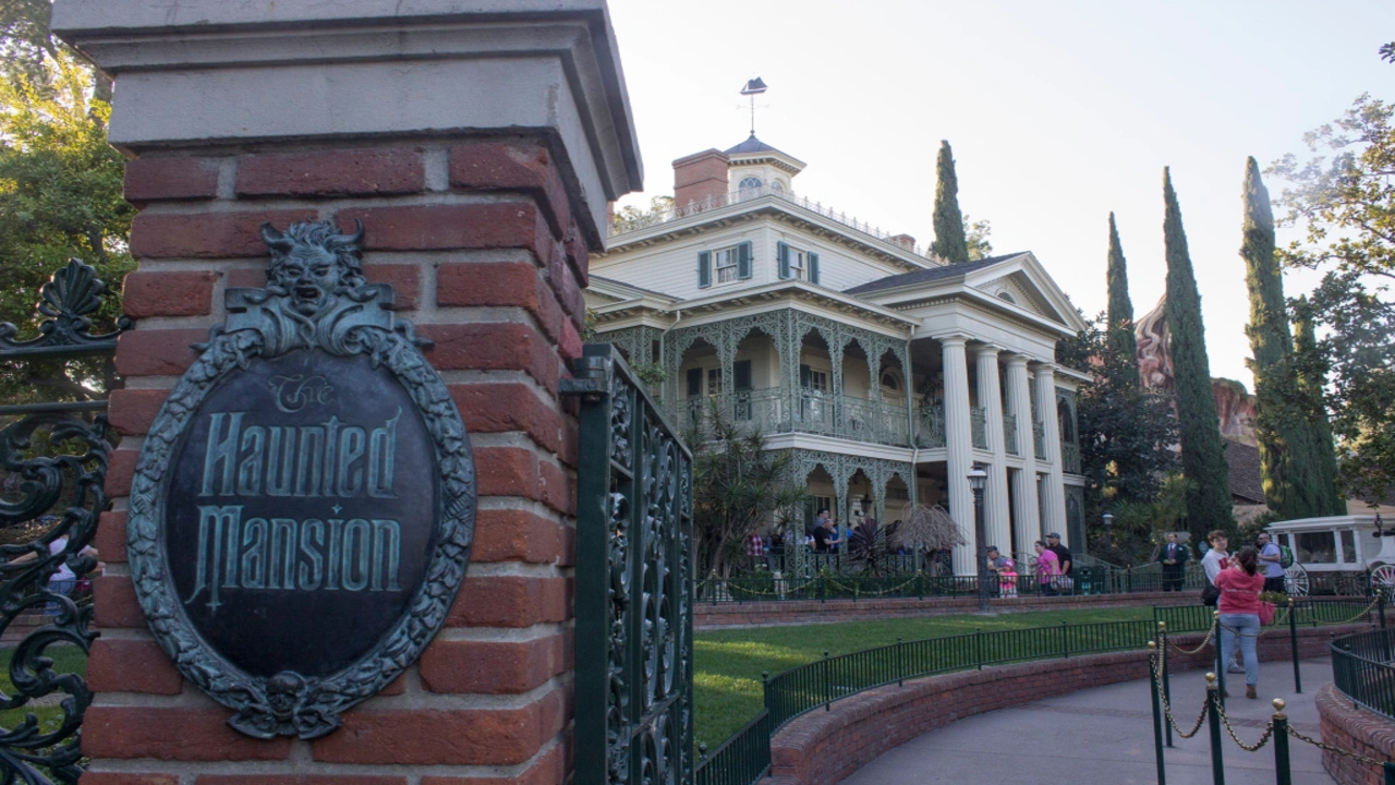 Haunted-Mansion-Ride-Disneyland