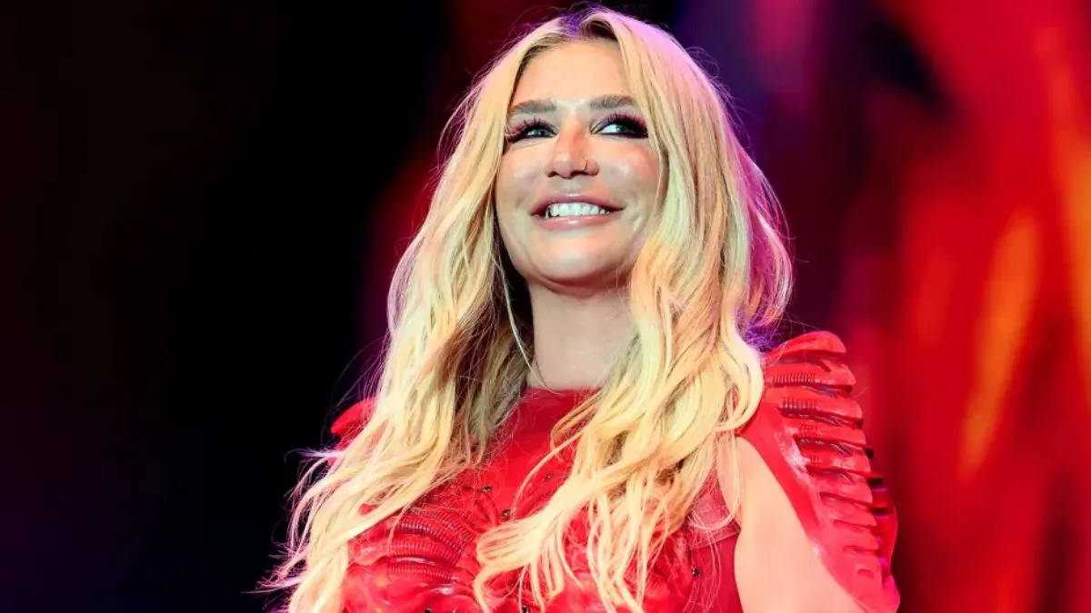 “¡F**K P. Diddy!”: Los fanáticos de Kesha se regocijan después del cambio de letra de Tik Tok