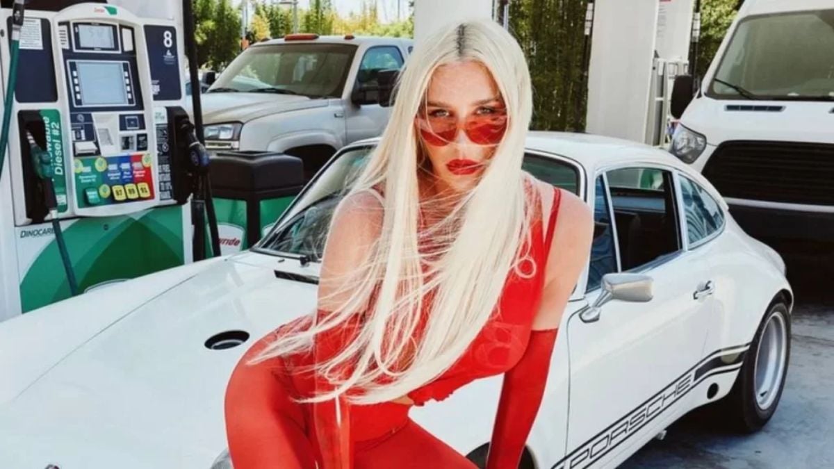 Kesha-posing-for-the-offiial-cover-and-promotional-art-for-JOYRIDE