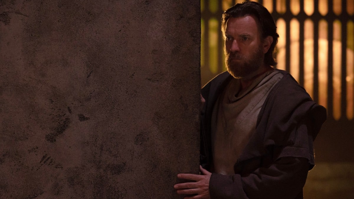 obi_wan_kenobi_hiding-behind-wall