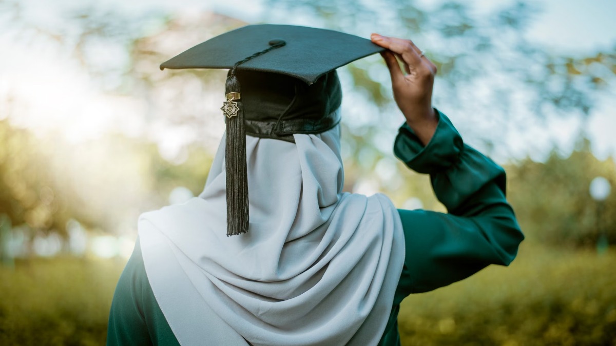 A graduating pupil was panicking earlier than her ceremony till a hijabi stranger stepped in and helped repair her educational hood