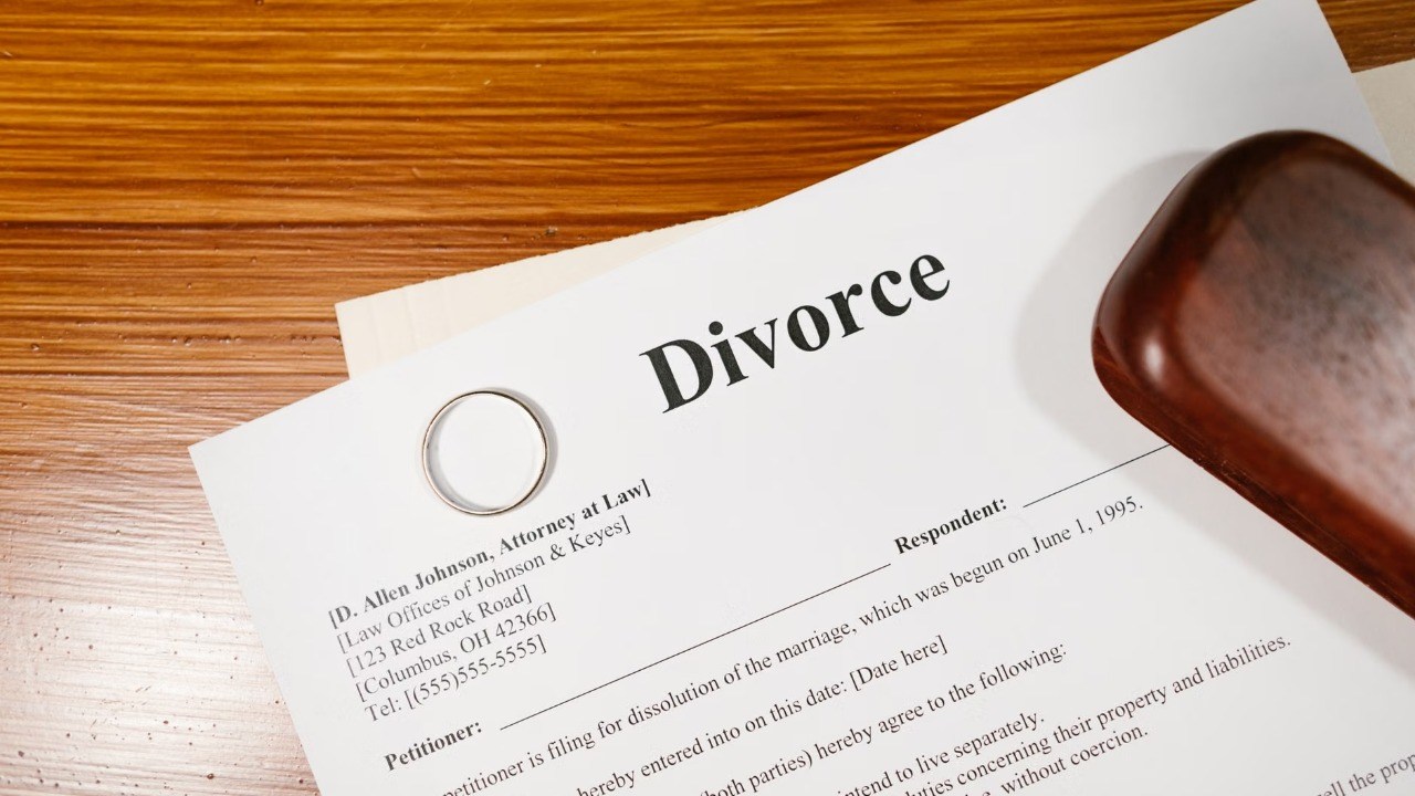A divorced man says he still pays alimony even though his ex-wife works ...