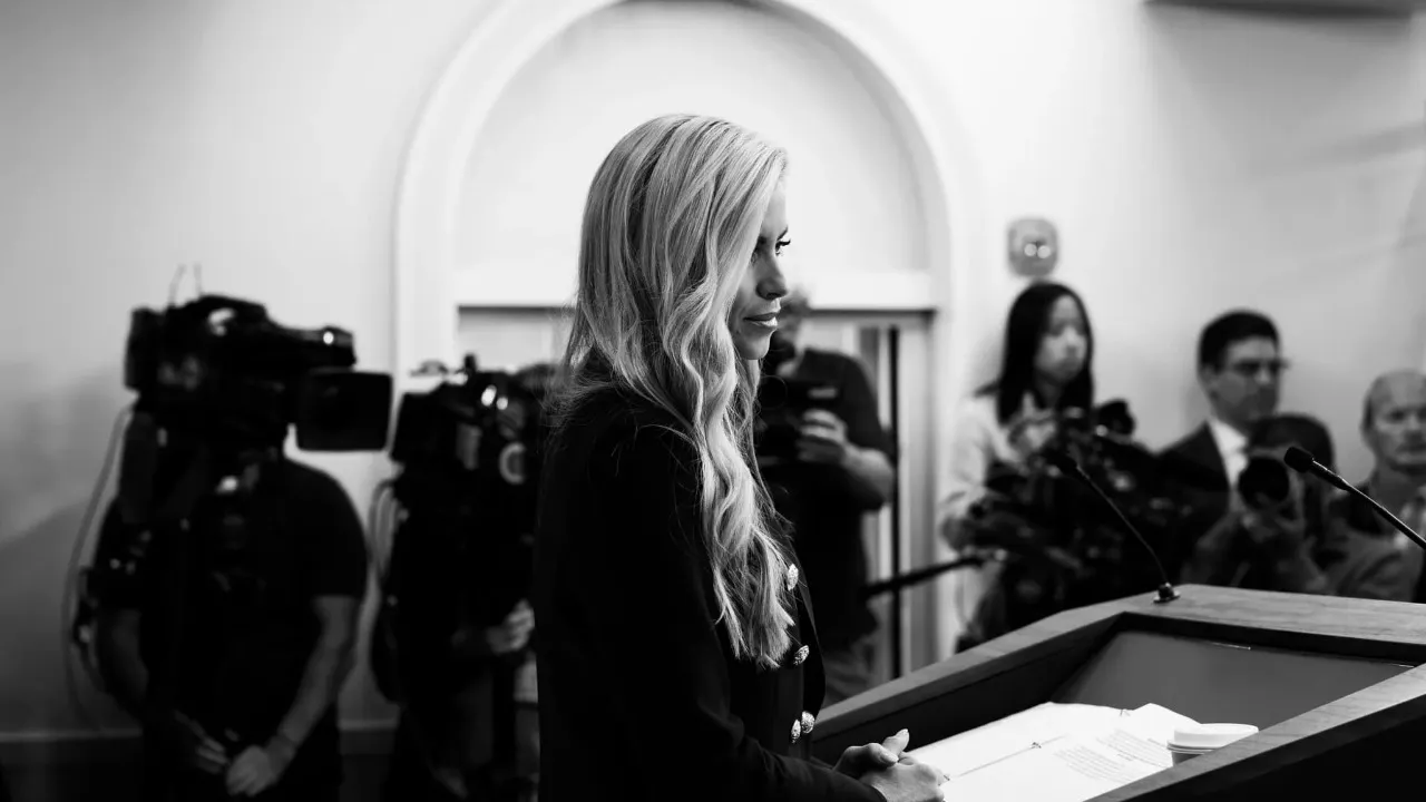 Katie Zacharia’s farewell photo shows blurred map on Resolute Desk ...